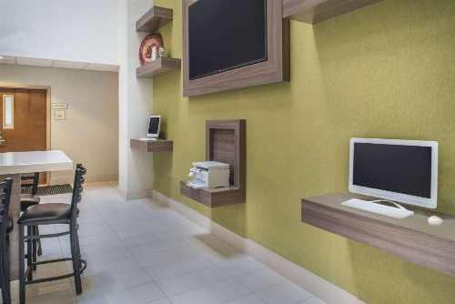 La Quinta Inn & Suites by Wyndham Moscow-Pullman image 34